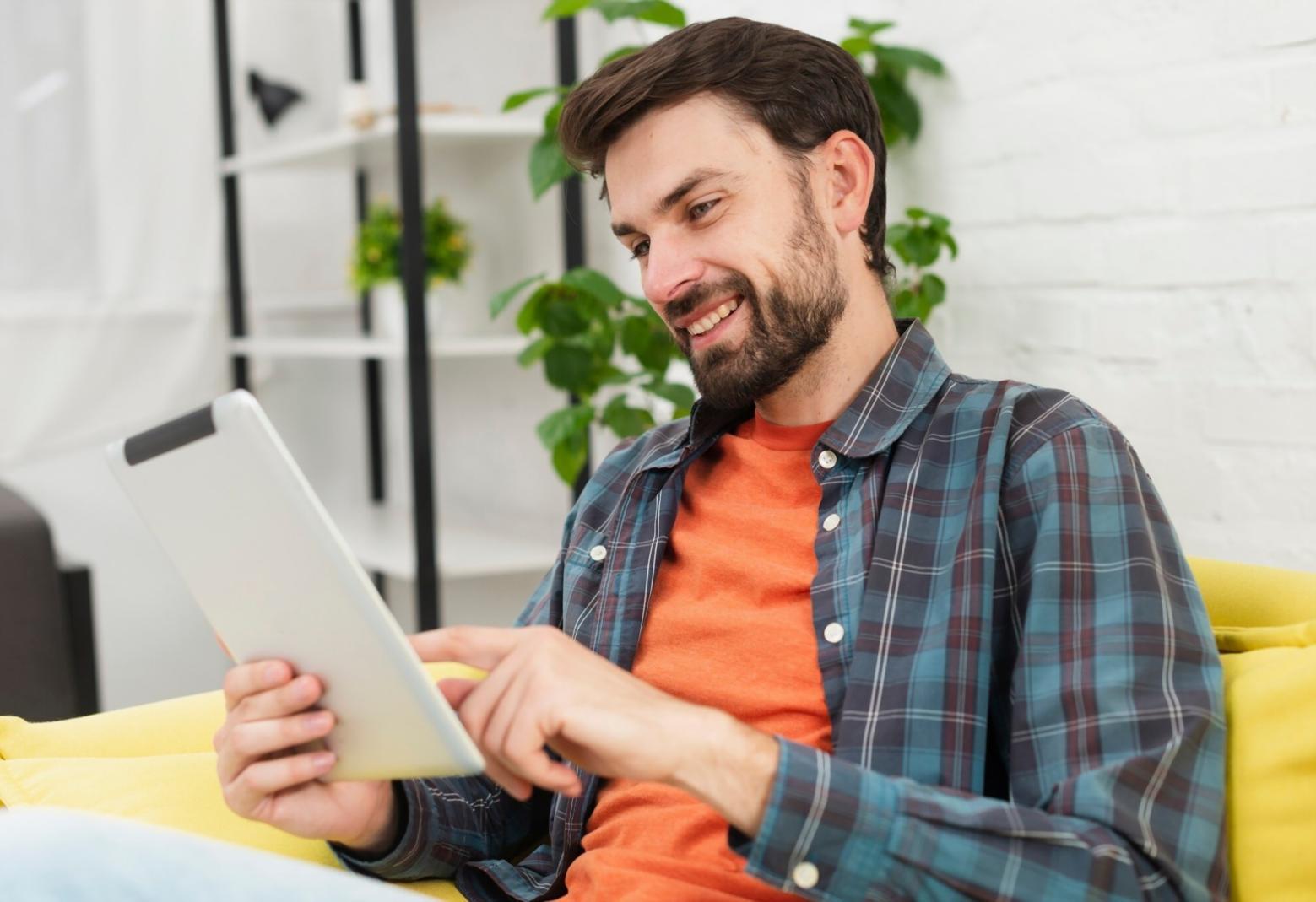 Kreative Budgetplanung Arbeitsplatz mit Notizen und Kaffee